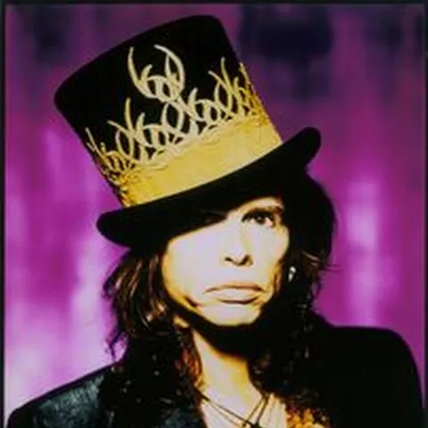 Rocker-ul Steve Tyler a fost transportat la spital după ce a căzut de pe scenă