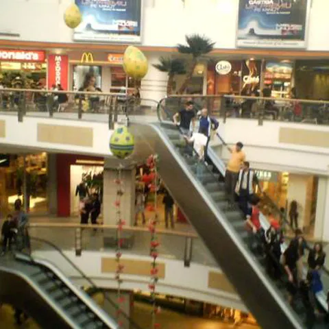 O porţiune din tavanul etajului 1 al Mall Plaza s-a fisurat şi a căzut din cauza ploii - Vezi Video