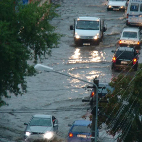 Furtună puternică în Bucureşti: Străzi inundate, copaci căzuţi şi maşini distruse - VEZI IMAGINI