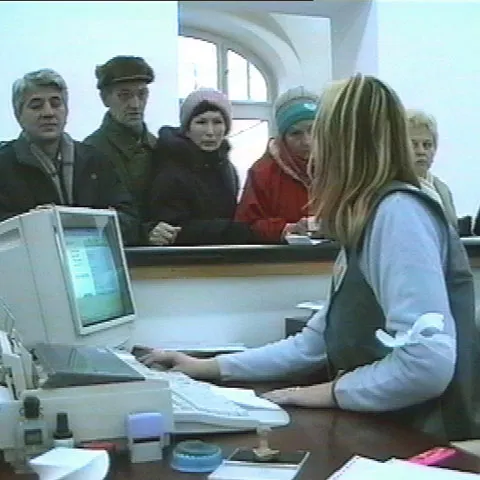 Spor de zâmbet, de xerox sau de muncă în cimitir: sume încasate ilegal de funcţionarii publici în ultimii 6 ani