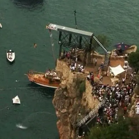 În Antalya şi-au dat întâlnire cei mai buni săritori în apă de la înălţime 