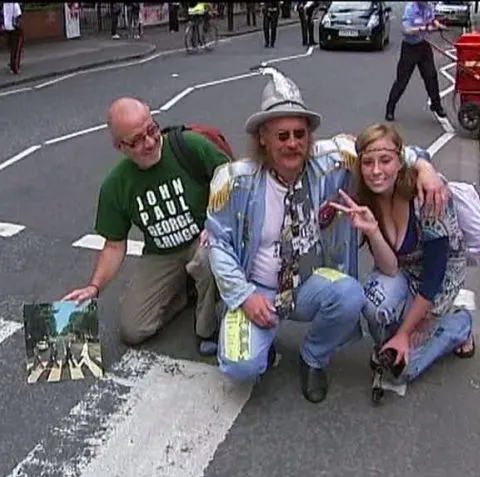 Fanii trupei Beatles s-au adunat la o trecere de pietoni de pe Abbey Road 