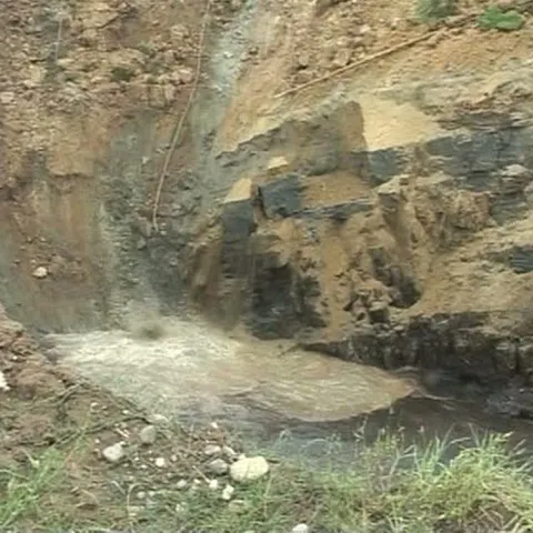 Malurile craterului de la Ocnele Mari, judeţul Vâlcea continuă să se surpe