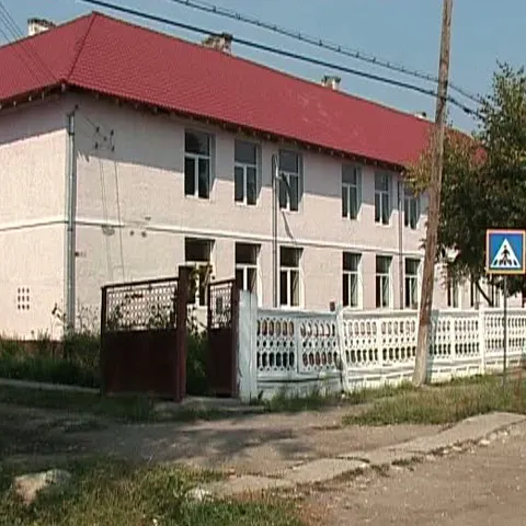 Sute de elevi din Cluj sunt condamnaţi să înveţe în şcoli dărăpănate