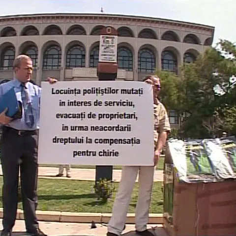 Poliţiştii au protestat marţi în Capitală, nemulţumiţi că li s-a tăiat din alocaţia pentru chirie