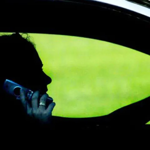 Folosirea mobilului la volan a atras peste 16.000 de amenzi în 2008