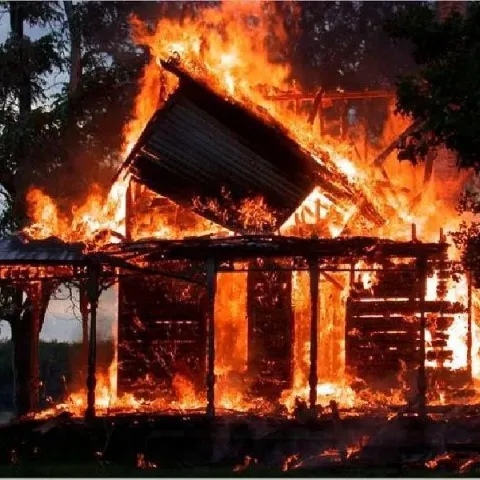 Un incendiu uriaş a mistuit un depozit de recuzită la Studiourile Mediapro. Un pompier a fost rănit