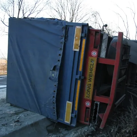Circulaţie a fost întreruptă miercuri, pe A1, după răsturnarea unui tir