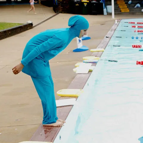 O musulmană din Franţa a fost dată afară de la piscină din cauza costumului de baie