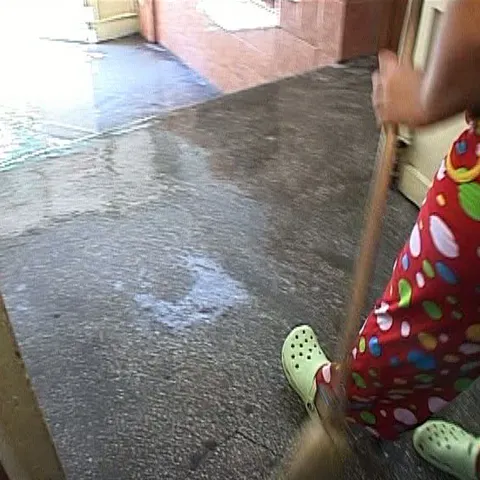Un bloc întreg a fost inundat pentru că un tânăr cu handicap a fost lăsat singur acasă 