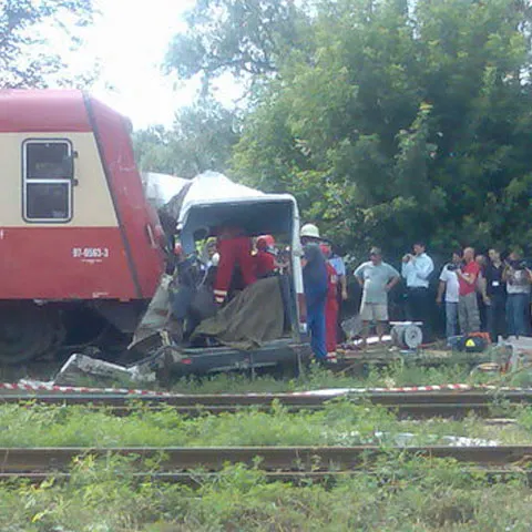 Şoferul care a provocat tragedia de la Scânteia a fost cercetat pentru ucidere din culpă şi catastrofă feroviară