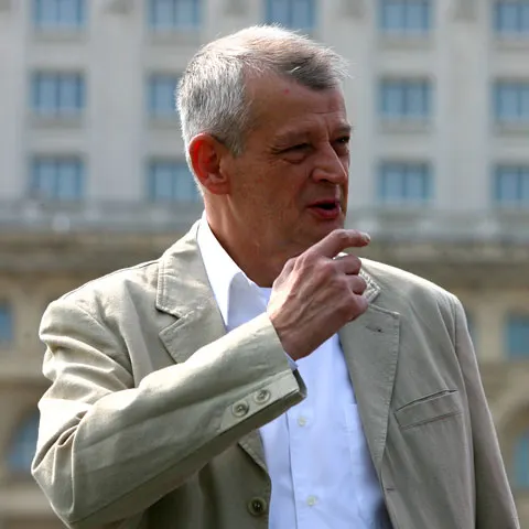 Oprescu vrea o cruce de flori de 70.000 de euro lângă ceasurile suflate în aur de 24 de carate. Cum comentaţi?