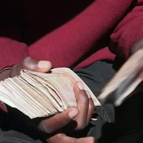 Localnicii din Zimbabwe încă mai folosesc moneda naţională, chiar dacă a fost scoasă din circulaţie