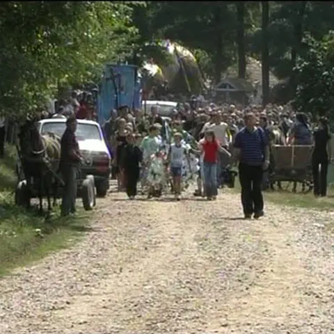 Zece dintre victimele tragediei de vineri au fost conduse luni pe ultimul drum în satul Scânteia