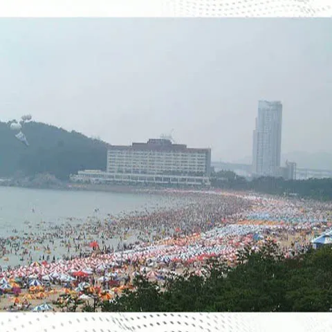 Litoralul chinez e "sufocat" de turişti care abia au prins gustul mersului la plajă