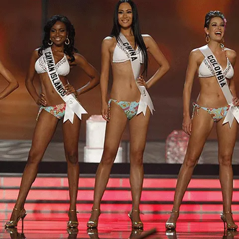 Concurentele la Miss Univers defilează în bikini - FOTO ŞI VIDEO