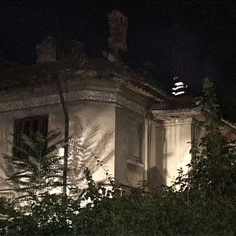 O casă părăsită din Capitală a luat foc miercuri