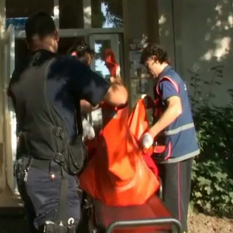 O femeie din Mureş, care nu cântăreşte mai mult de 30 de kilograme, sechestrată în casă de propria mamă 