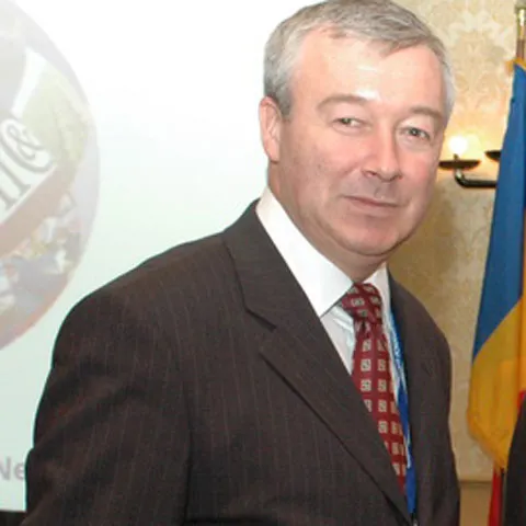 Aurel Cazacu, a cărui fiică era asociată cu Mircea Băsescu, şi-a depus demisia de la Ministerul Economiei