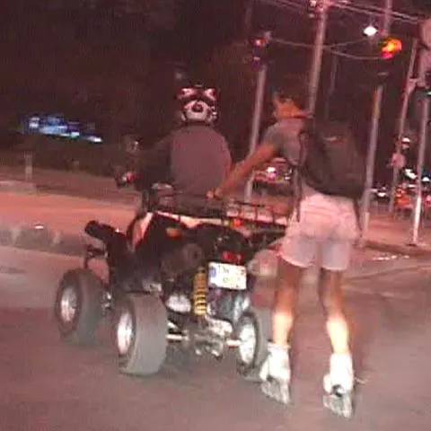 Sport extrem nou la Timişoara: Mers pe role agăţat de bara din spate a unor vehicule