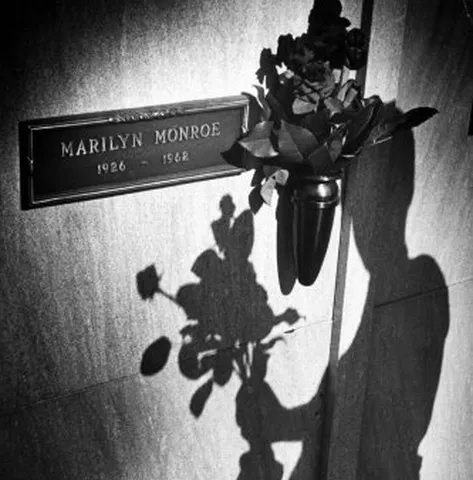 Patronul Playboy a oferit 4,6 milioane de dolari pentru un loc de veci situat sub mormântul lui Marilyn Monroe