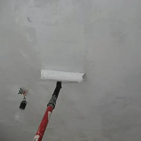 Doi clujeni au ajuns la spital după ce fost loviţi în cap de bucăţi de tencuială desprinse din tavan