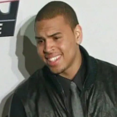 Chris Brown, la munca de jos pentru că şi-a bătut fosta iubită