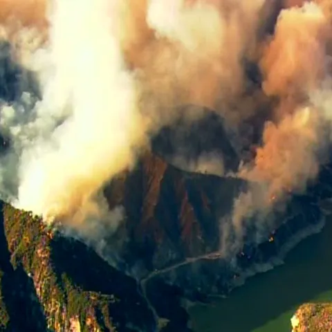 Un incendiu puternic a izbucnit în California şi ameninţă oraşul Los Angeles