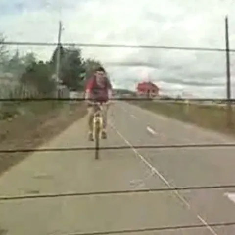 Cum să prinzi mai multă viteză pe bicicletă: te prinzi cu sfoara de maşină - VEZI VIDEO