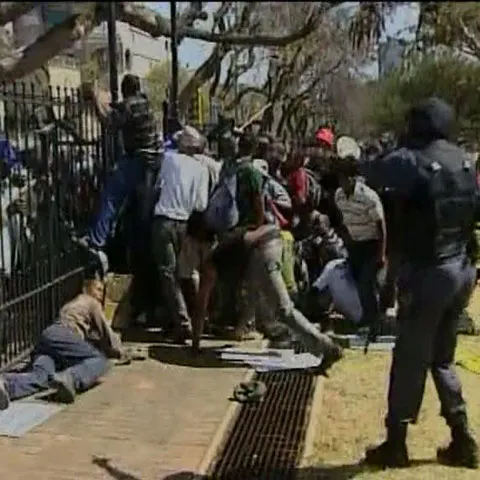 Confruntări violente au avut loc la Pretoria între soldaţi şi poliţia sud-africană