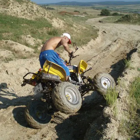 Bătaie între ATV-işti şi locuitorii unui sat din judeţul Iaşi