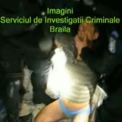 Un suspect de crimă a leşinat în braţele poliţiştilor în timpul unei descinderi - VEZI VIDEO