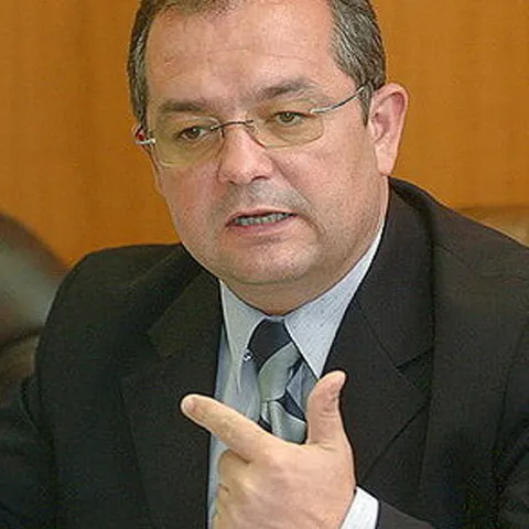 Guvernul a decis să îşi asume răspunderea în faţa Parlamentului pe trei proiecte de lege