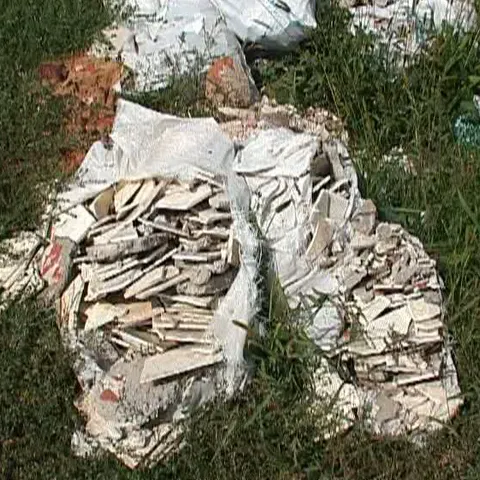 Pe marginea DJ106 din judeţul Sibiu zac tone de moloz şi deşeuri 