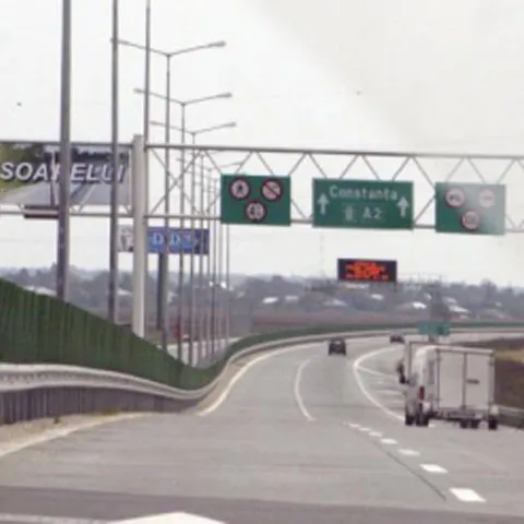 Traficul a fost blocat pe A2 după ce un autoturism s-a răsturnat