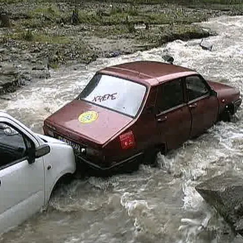 Zece minute de ploaie torenţială au dus la ruperea unui drum din Argeş