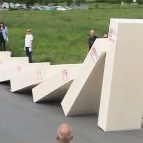O replică din piese de domino a Zidului Berlinului va fi demolată pe 9 noiembrie