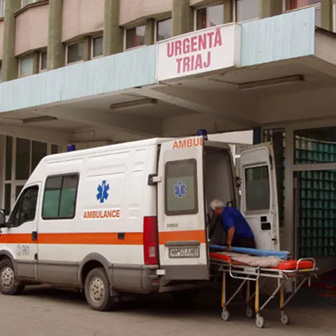 Patru muncitori din Bistriţa au fost răniţi după ce un planşeu de beton s-a prăbuşit peste ei
