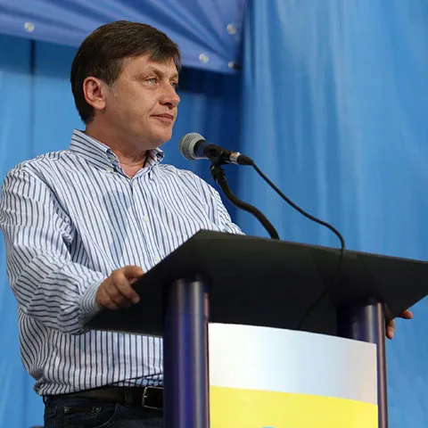 Antonescu i-a acuzat pe liderii PD-L că racolează prin şantaj membri PNL