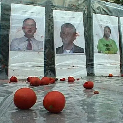 Sondaj inedit: Trecătorii au aruncat cu roşii în candidaţii la preşedinţie