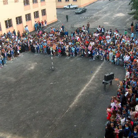 Profesorii bistriţeni au ameninţat că vor părăsi festivităţile dacă politicienii vor participa la deschiderea şcolilor
