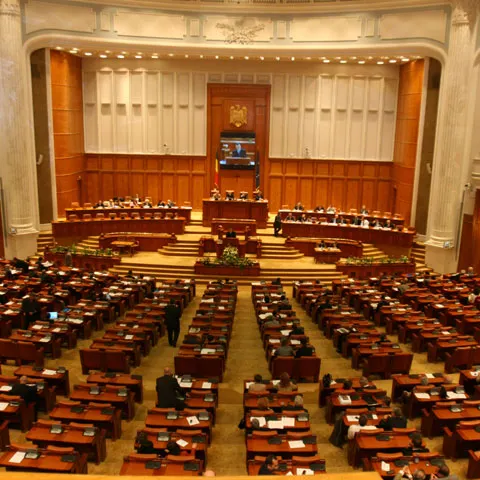 NU PUBLICA Guvernul poate cădea dacă PSD se alătură PNL şi UDMR şi sprijină depunerea unei moţiuni de cenzură
