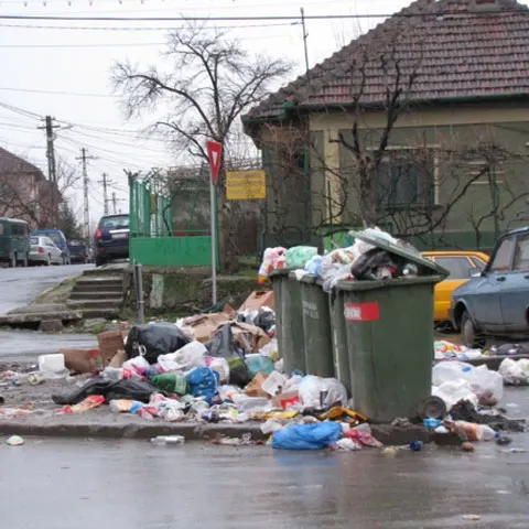 Firma de salubrizare din municipiul Roşiorii de Vede refuză să mai colecteze gunoiul menajer