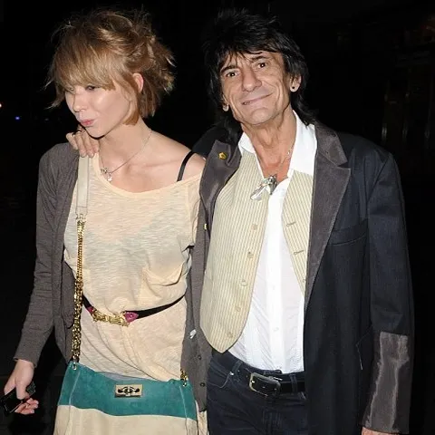 Chitaristul de la Rolling Stones şi-a aruncat iubita în stradă 