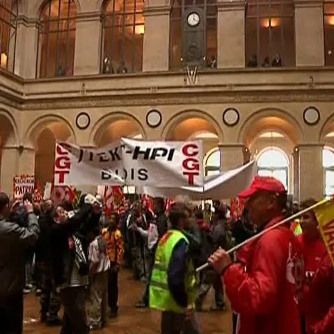 Zeci de angajaţi din industria auto au vandalizat bursa din Paris - VEZI VIDEO