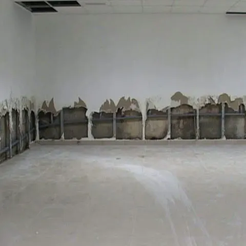 CINE PLĂTEŞTE? Un pasaj construit cu un milion de euro arată ca o ruină deşi nu a fost folosit niciodată