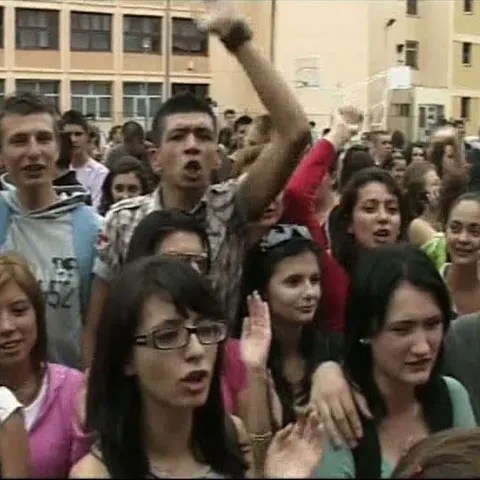 Elevii liceului Henri Coandă din Craiova au protestat împotriva destituirii directorului