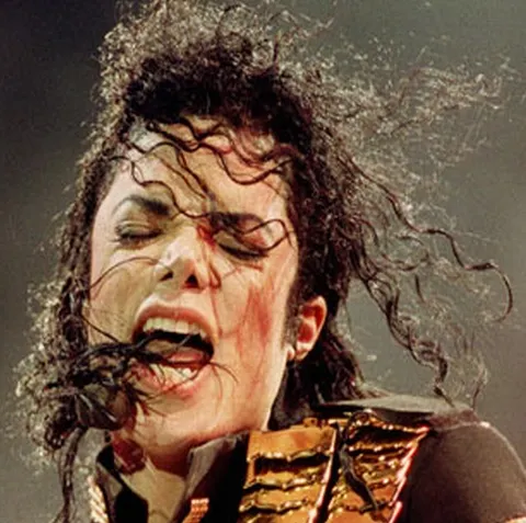 Proiecţii cu Michael Jackson pe Casa Presei