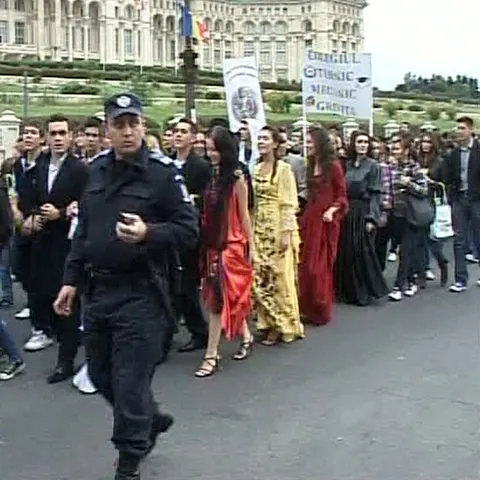 Elevii din Bucureşti au participat la o paradă numai a lor