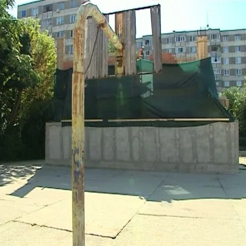 Un bucureştean îşi face casă pe terenul de baschet al unei şcoli